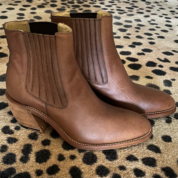 FREE LANCE Paris Jane boots Chelsea w bevel heel mint condition - Picture 1 of 7